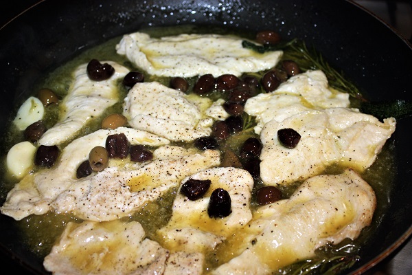 Petto di pollo in padella con olive